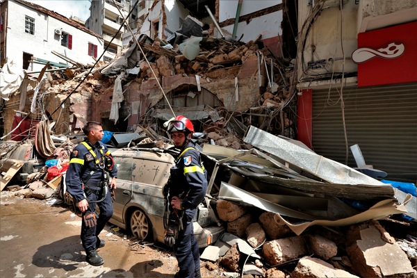 Beirut, fonti Farnesina: morta una donna italiana nell'esplosione