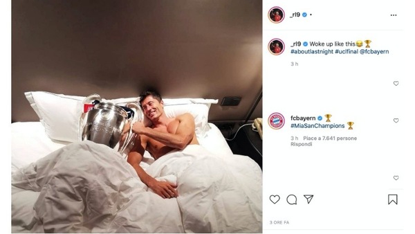 Bayern Monaco, Lewandowski a letto con la coppa della Champions League