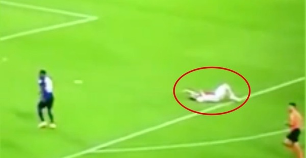 Ajax, Blind accusa un malore e si accascia a terra: ecco cosa è successo