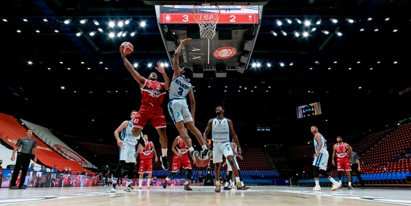 Milano annienta Cantù in Supercoppa: è tornato il basket in Italia