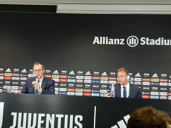 Juve, presentazione Arthur: Voglio la Champions". E su Suarez...