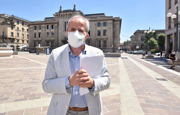 Coronavirus, Crisanti: "Vaccino nel 2021. Mascherine per gli studenti anche al banco"