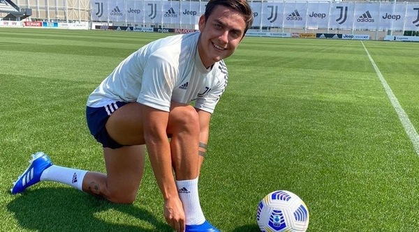 Dybala pronto al rientro: sorriso e scarpette ai piedi