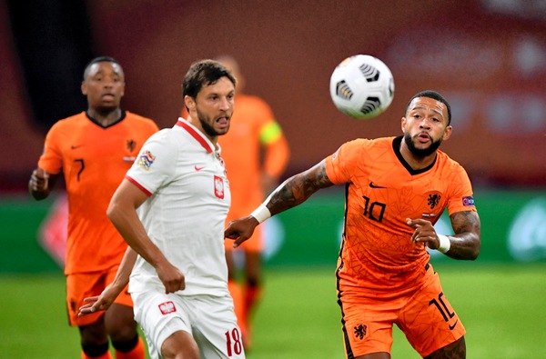 Szczesny non basta, Hateboer assist: Olanda-Polonia 1-0
