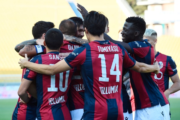 Bologna, presentate le divise per la nuova stagione