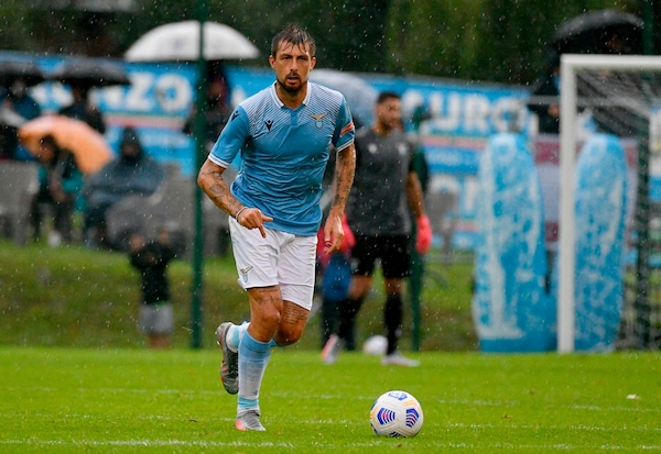 Lazio, rientrata la crisi Acerbi: il difensore avrà il rinnovo e l'aumento