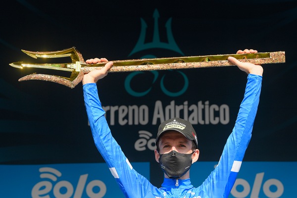 Yates trionfa nella Tirreno-Adriatico, cronometro vinta da Ganna