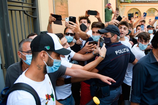 Suarez nella bufera: ha ottenuto la cittadinanza italiana con una truffa