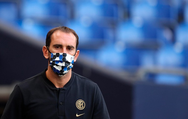 Cagliari, è ufficiale l'arrivo di Godin: ha firmato un triennale
