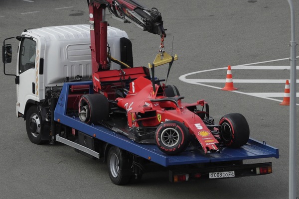 Gp Russia, qualifiche nere per la Ferrari: Hamilton in pole