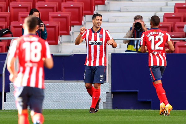 Suarez, subito doppietta e l'Atletico vince 6-1. Barcellona show contro il Villarreal