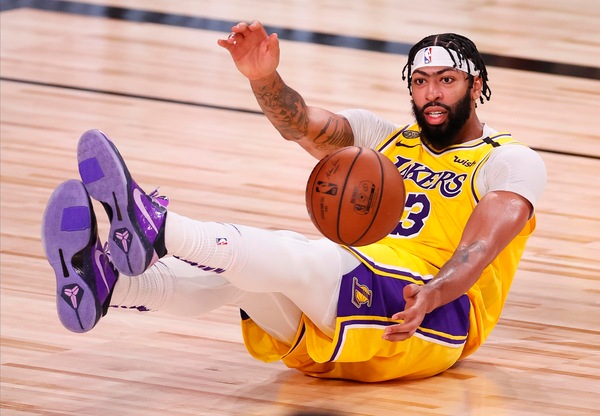 Heat annientati dai Lakers in gara 1 della finale: Davis e James show