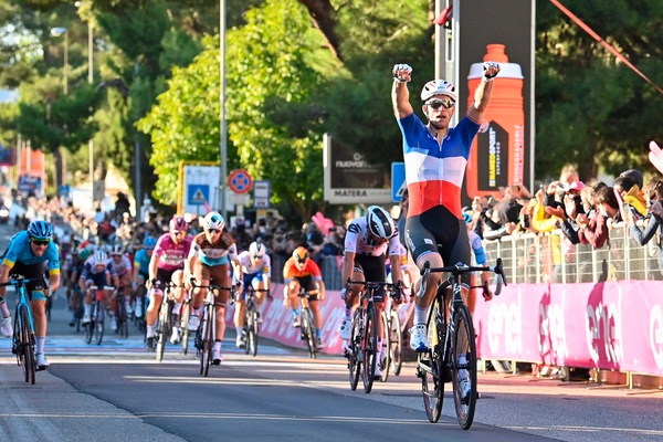 Giro d'Italia, Demare vince anche la 7ª tappa. Almeida resta leader