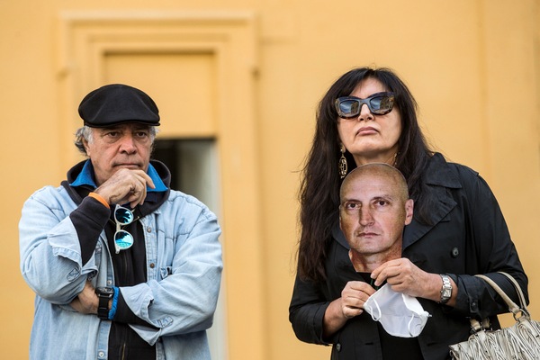 Montesano sbotta ai poliziotti: "La mascherina mi fa male"