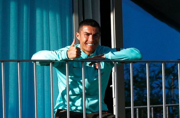 Coronavirus Ronaldo, isolamento sul balcone: sorrisi al sole