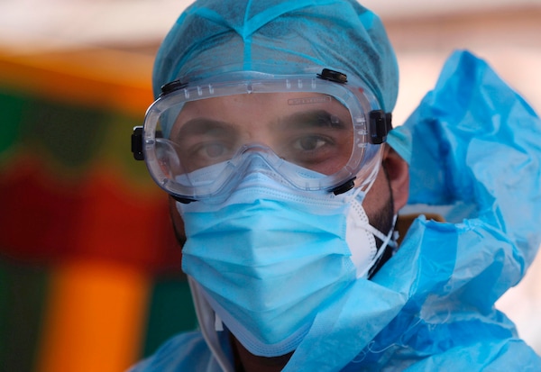 Coronavirus, l'Oms sul vaccino: "Priorità a operatori sanitari e anziani"