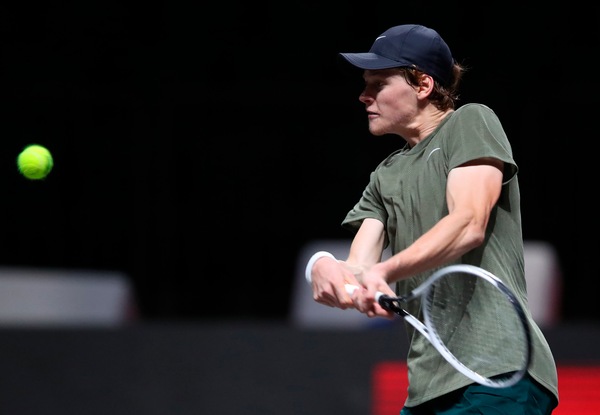 Sinner eliminato dal Torneo di Colonia: Zverev conquista la finale in due set
