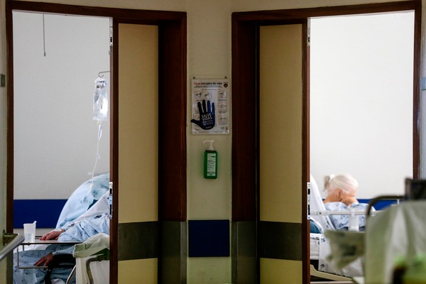 Coronavirus, blitz negazionisti negli ospedali di Torino: web in rivolta