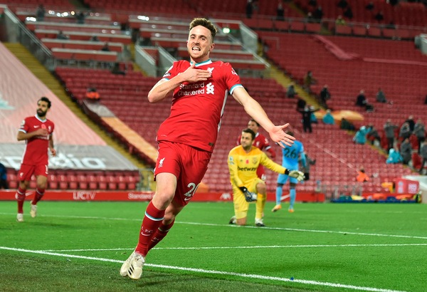 City trascinato da Walker, vola il Chelsea. Il Liverpool vince in rimonta