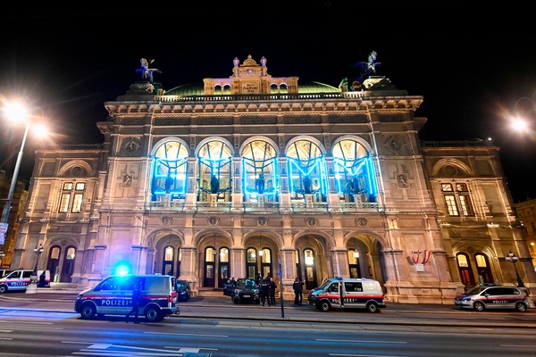 Vienna, spari davanti a una sinagoga: 7 morti e svariati feriti