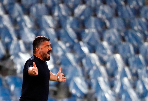 Il Napoli rinvia la partenza per Bologna: problemi con il volo