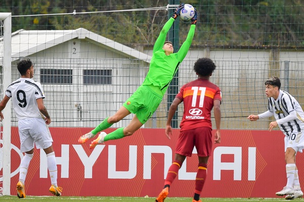 Roma, il giovane portiere Boer positivo al Covid