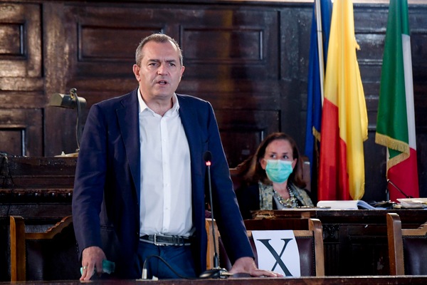 De Magistris contro De Luca: "Non chiuderò il lungomare di Napoli"