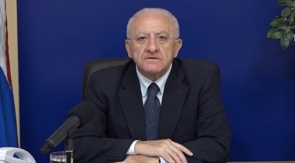 Furia De Luca su Facebook: che attacco al governo!
