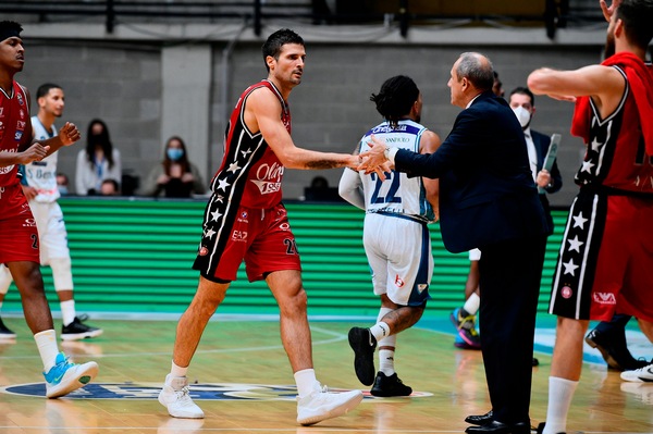 Milano vince il derby con Cantù. Varese batte Roma, Trento piega Brescia