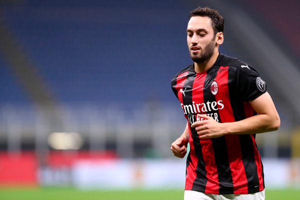 MIlan, tutto l'ambiente è furibondo con Calhanoglu