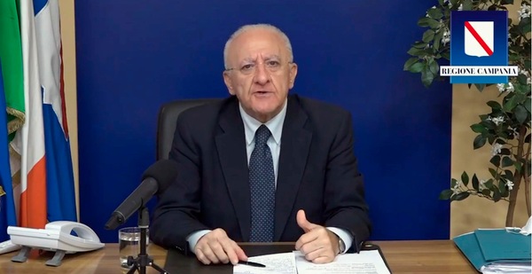 De Luca show sui social: "La Campania non è zona rossa, ma rosé"