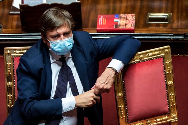 Sileri: "Crisanti si sbaglia, il vaccino è sicuro"