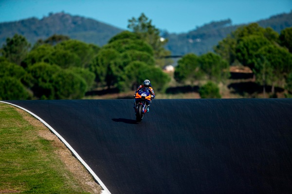 GP Portogallo: Oliveira pole in casa, dietro Valentino Rossi 17°