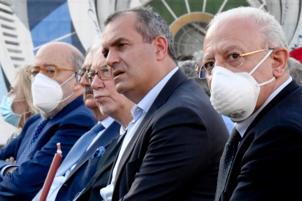 De Luca furioso: "De Magistris, un imbecille che litiga da solo"