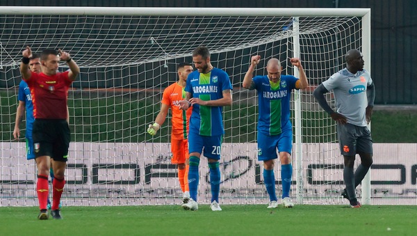 Feralpisalò, 3-1 al Padova e aggancio in vetta. Pro Vercelli, ko che fa male