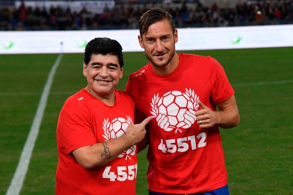 Totti ricorda Maradona: "Faceva cose impossibili anche alla Playstation"