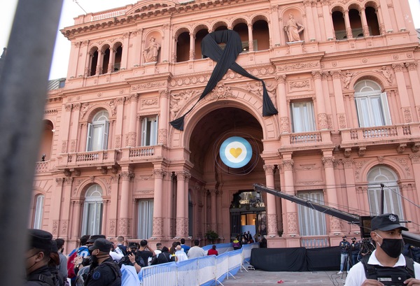 Maradona, foto con salma: impiegati indagati per profanazione cadavere
