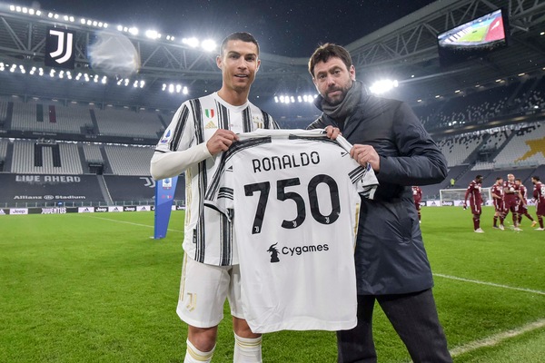 CR750, Agnelli celebra Ronaldo con una maglia da record