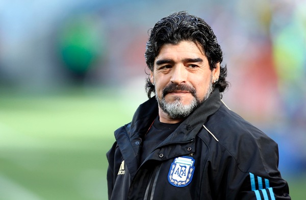 Maradona, una ragazza esce allo scoperto: "Sono sua figlia, voglio il test del dna"