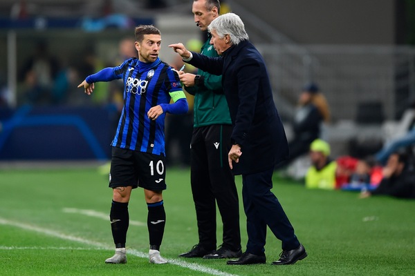 Tifosi dell'Atalanta espongono striscione dedicato a Gomez e Gasperini