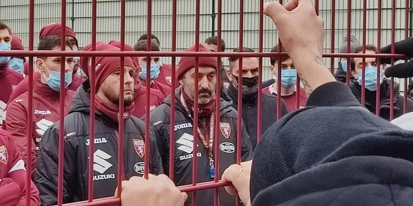 Torino, dura contestazione a Cairo e alla squadra al Filadelfia: video e foto