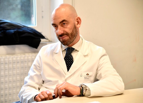 Coronavirus, Bassetti avverte: "Attenzione a Natale, terza ondata molto probabile"