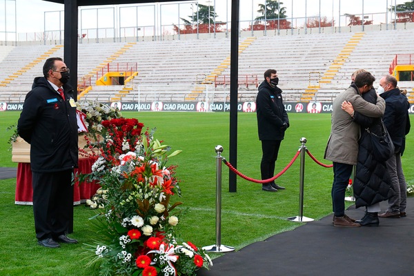 Paolo Rossi, camera ardente a Vicenza: quanta commozione