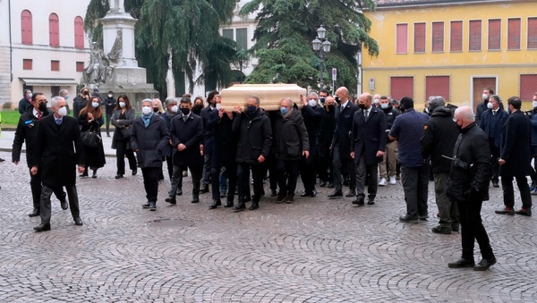 Paolo Rossi, funerale a Vicenza: i campioni dell'82 portano il feretro