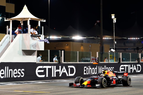 GP Abu Dhabi: Ferrari doppiate, Verstappen dominatore a Yas Marina