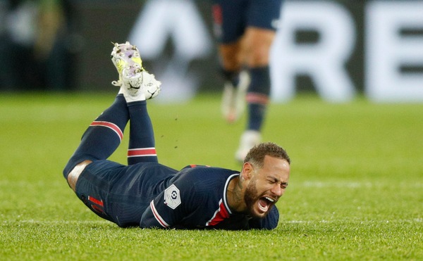 Infortunio Neymar, padre furioso: "Serve il Var per vedere questa violenza?"