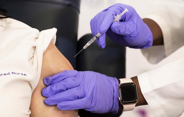 Coronavirus, il vaccino Pfizer può arrivare prima di Natale