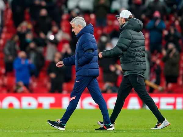 Mourinho beffato al 90': il Liverpool vola a +3 sul Tottenham