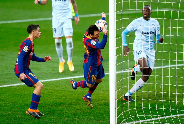 Messi eguaglia Pelé ma il Barcellona pareggia. Doppietta di Suarez nel 3-1 dell'Atletico Madrid