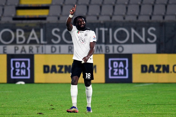 Spezia, Nzola l'antipersonaggio punta l'Inter: un gol da ogni tiro